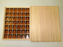 大竹竹風作（奥野）錦旗島黄楊孔雀杢盛上将棋駒/未使用品　仕切付ガラス内蓋高級桐平箱付(K569)